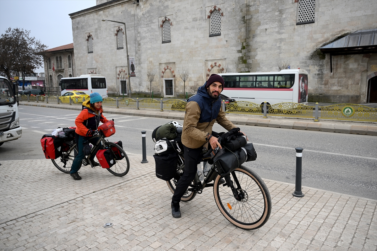 İtalya’nın Napoli kentinden yola çıkarak Avrupa turuna başlayan dört Fransız bisikletçi, Edirne’ye geldi.