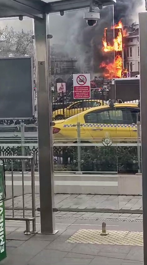 Eminönü Meydanı’nda bulunan binanın dış cephesinde henüz bilinmeyen bir nedenle yangın çıktı.