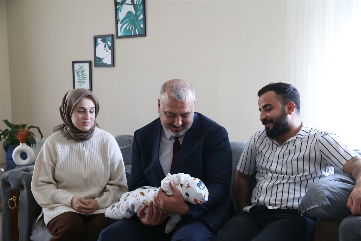Bakan Göktaş, Aile ve Gençlik Fonu ile yuva kurup bebek sahibi olan çifti tebrik etti