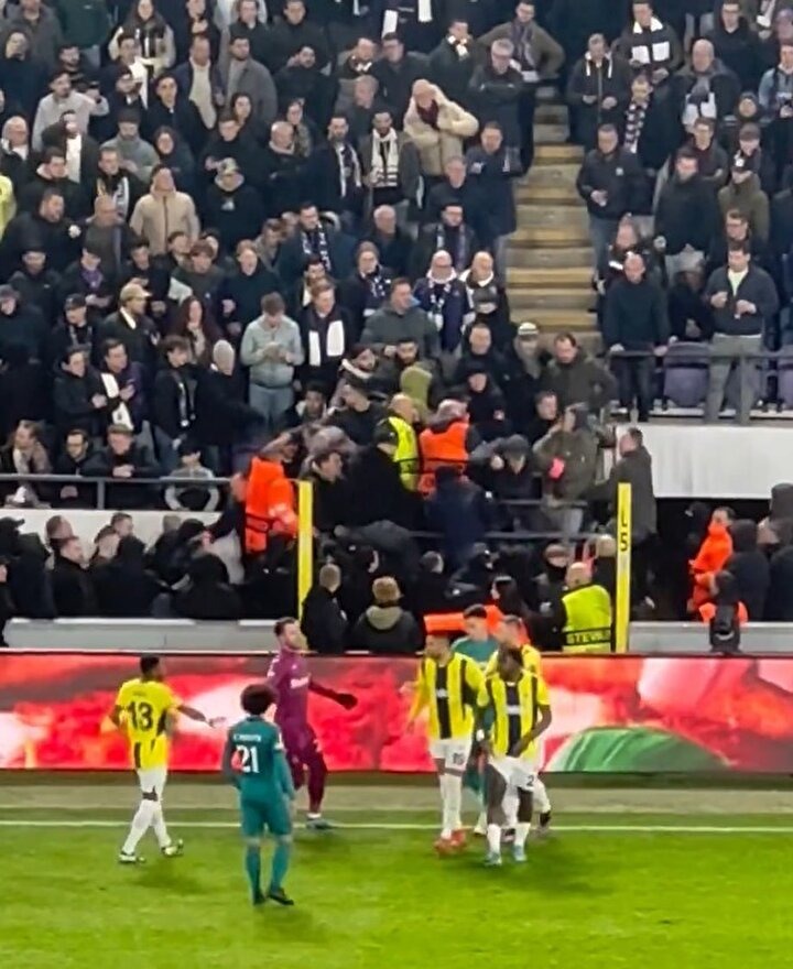 Anderlecht-Fenerbahçe maçı durdu: Hakemler soyunma odasına gitti!