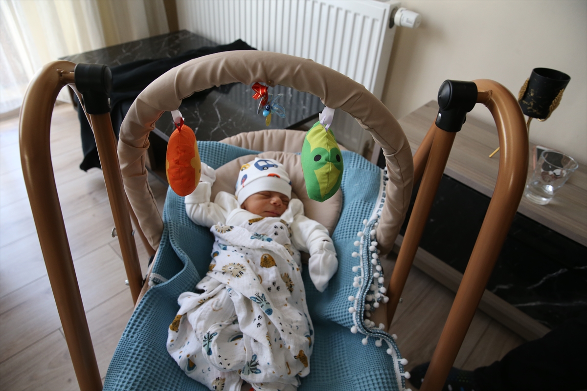 Bakan Göktaş, Aile ve Gençlik Fonu ile yuva kurup bebek sahibi olan çifti tebrik etti
