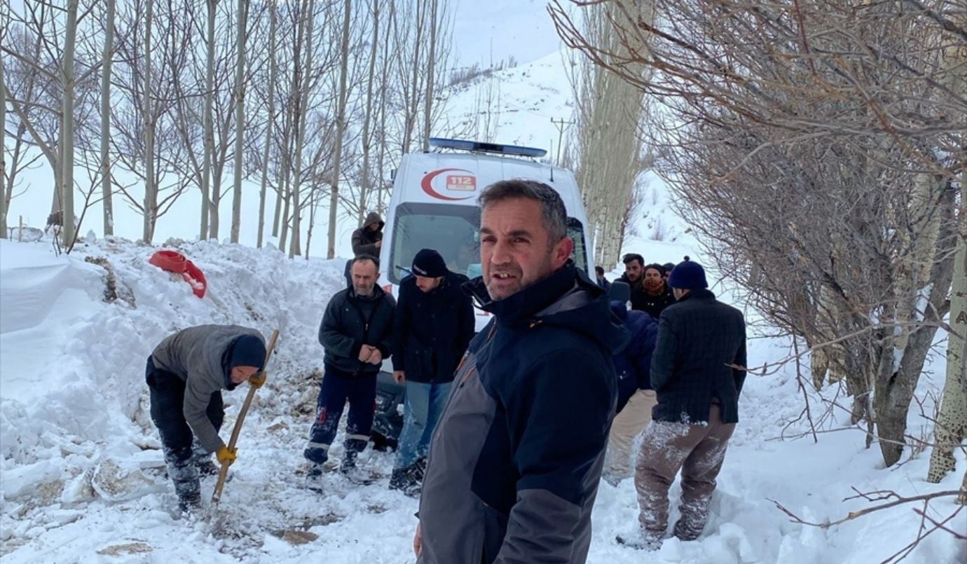 Van'da yolu kardan kapanan mahalledeki hastanın imdadına ekipler yetişti