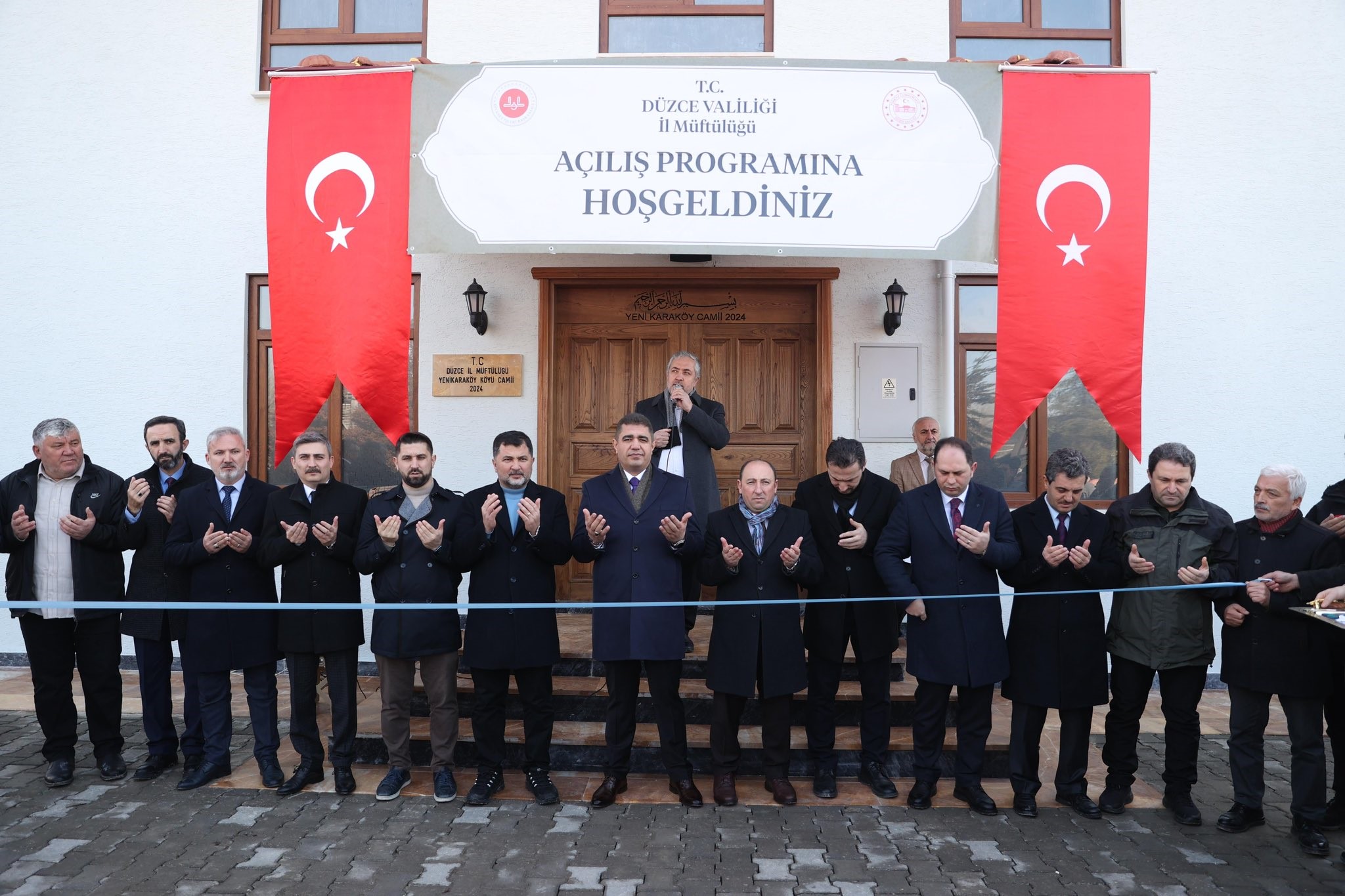 Deprem sonrası yıkılan Yenikaraköy Köyü Cami ibadete açıldı