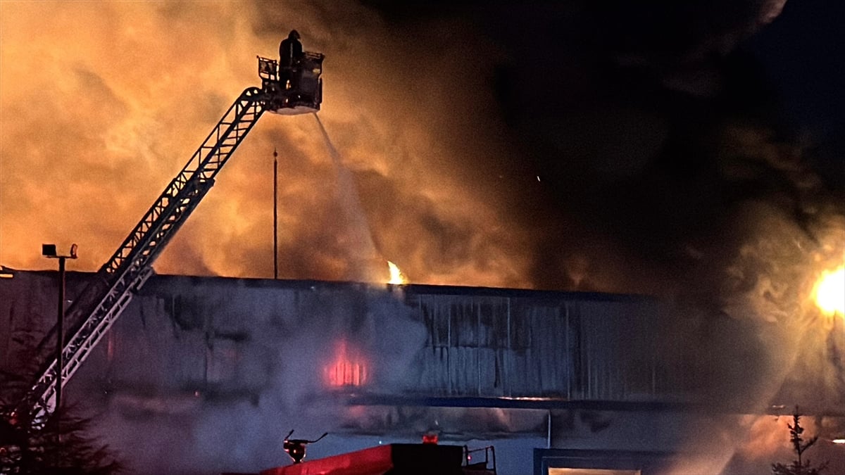 Afyonkarahisar'daki fabrika yangını havadan görüntülendi