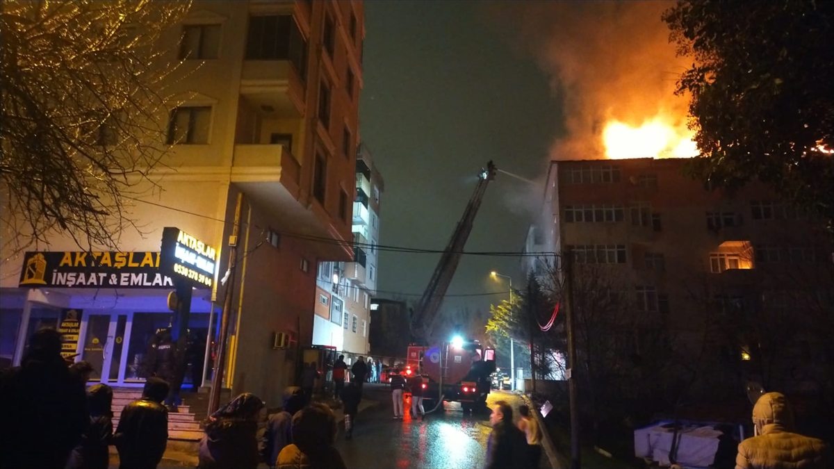 Tekirdağ'da bir apartmanın çatı katında yangın