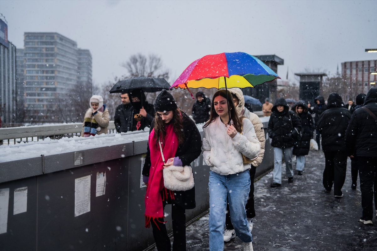 İstanbul'da kar yağışı, Cevizlibağ çevresinde etkili oldu.