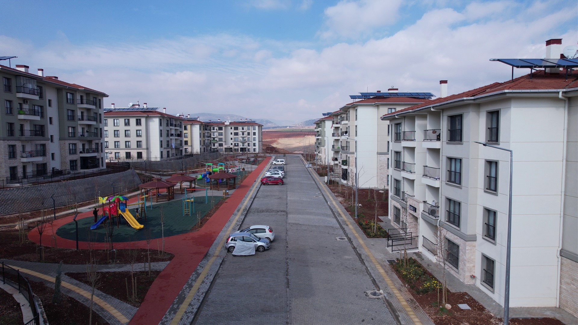 Binlerce kişiye yuva olan Adıyaman'ın Örenli Mahallesi'ndeki kalıcı deprem konutlarındaki insan yoğunluğu artınca semt pazarı kuruldu.