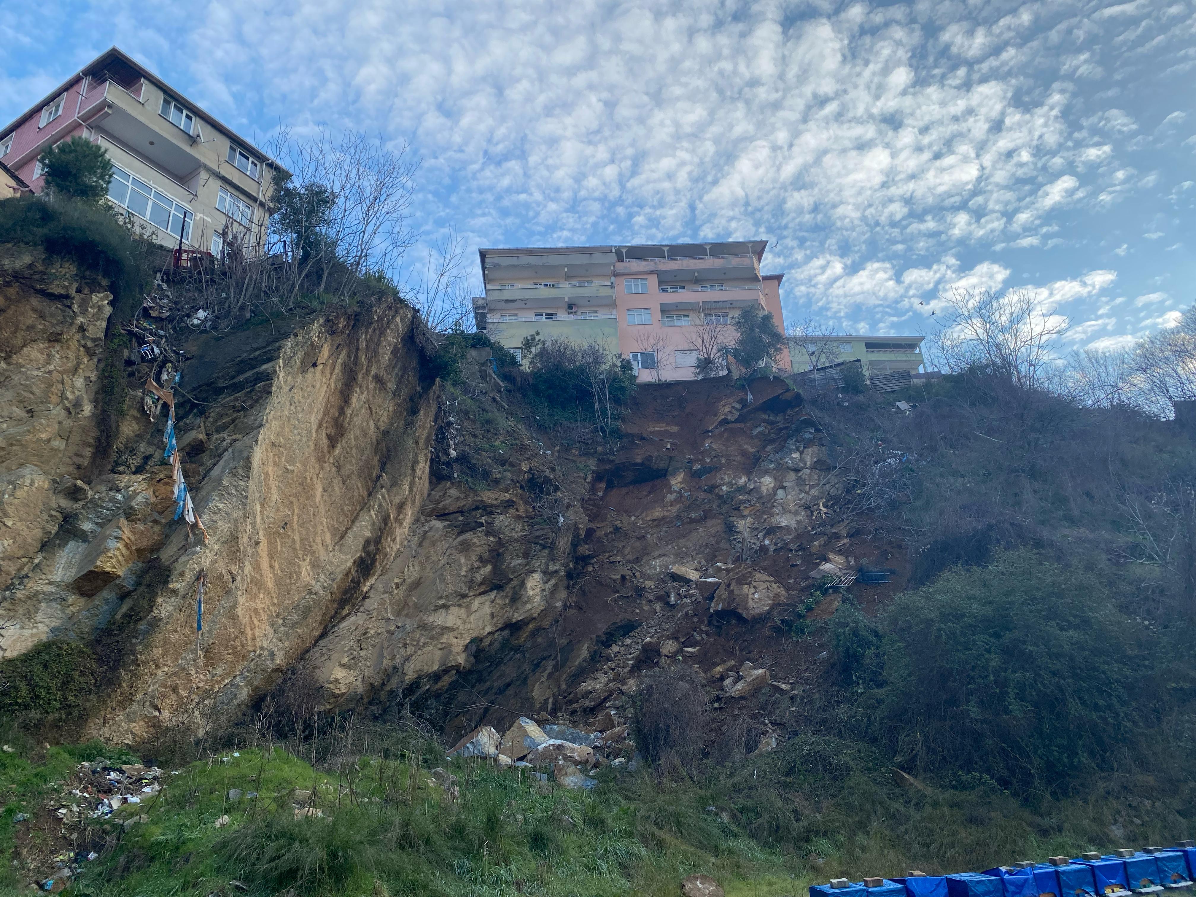 Üsküdar'da yaşanan toprak kayması günün ilk ışıklarında görüntülendi