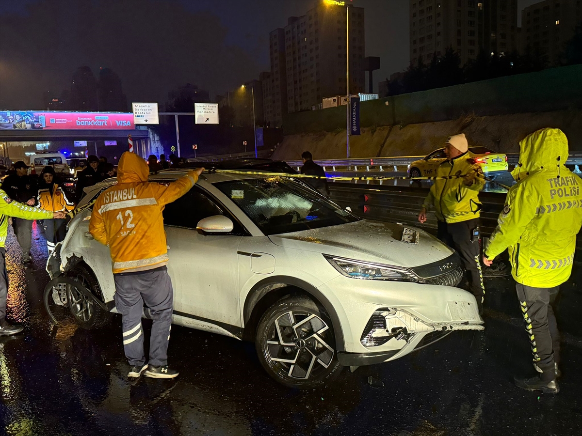 Ataşehir'de zincirleme trafik kazası: 1 kişi hayatını kaybetti, 2 kişi yaralandı