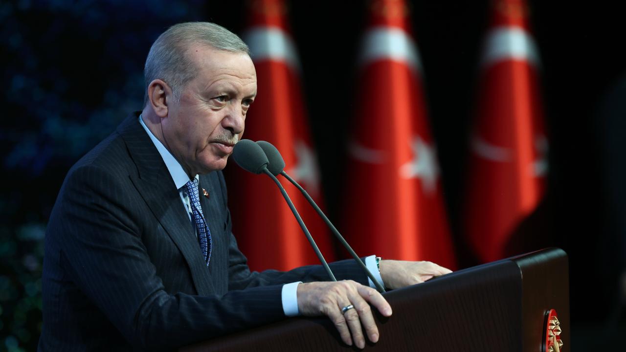 Cumhurbaşkanı Recep Tayyip Erdoğan 26 Şubat'ta Özel'e Hitaben, Sayın Özel, Başkomutan Olarak Sana Sesleniyorum; Ayaklarını Denk Al, Denk Almazsan Denk Getirmesini De Biz Biliriz