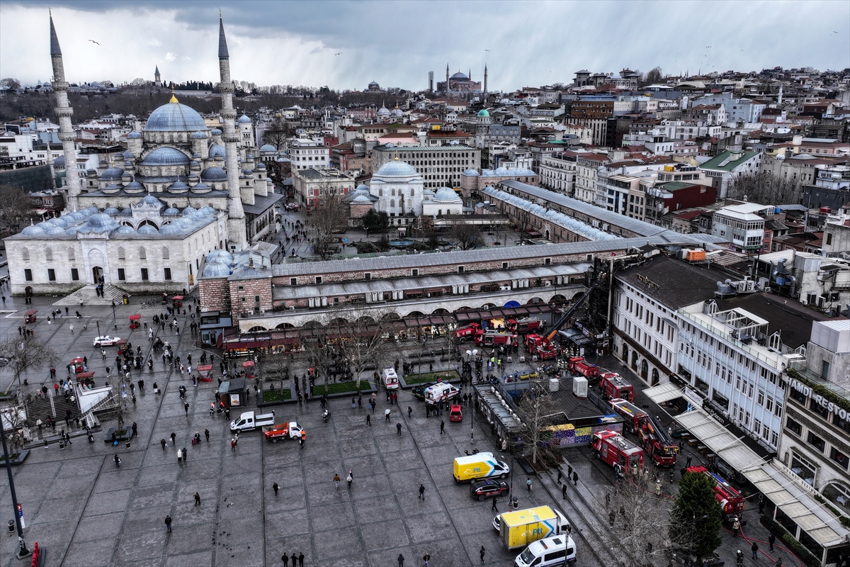 İstanbul Eminönü'nde tarihi Mısır Çarşısı’nın yanındaki 5 katlı bir binada yangın çıktı.