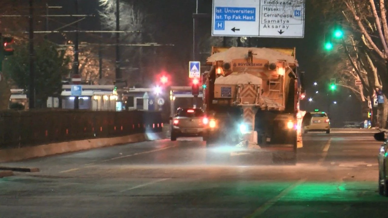 Istanbul Istanbulda Araclarin Camlari Buz Tuttu Ekipler Yollari Tuzladi