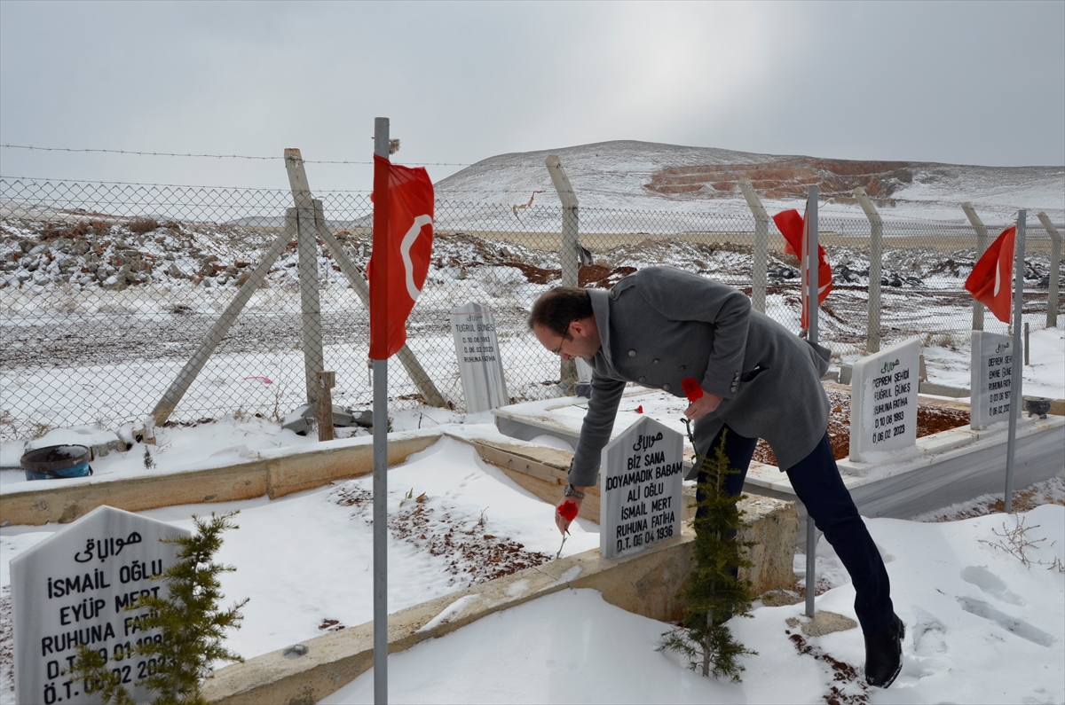 Kahramanmaraş'ta depremlerde yakınlarını kaybedenler mezarlıkları ziyaret ediyor