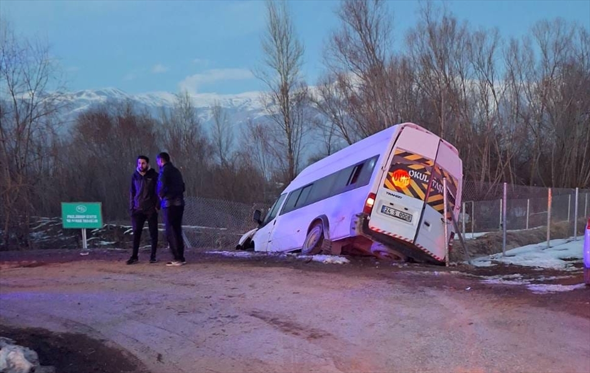 Erzincan'da öğrenci servisi minibüsünün sulama kanalına düşmesi sonucu 10'u öğrenci olmak üzere 11 kişi yaralandı.