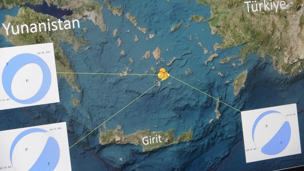 Prof. Dr. Süha Özden, Santori̇ni̇ Adasi'nda Yaşanan Deprem Firtinasindan Dolayi Bölgede Bi̇r Volkan Patlamasi Ya Da Lav Akişinin Yaşanacağini Düşünmedi̇ği̇ni̇ Söyledi̇. (Murat Yüksel Mustafa Sui̇çmez:çanakkale