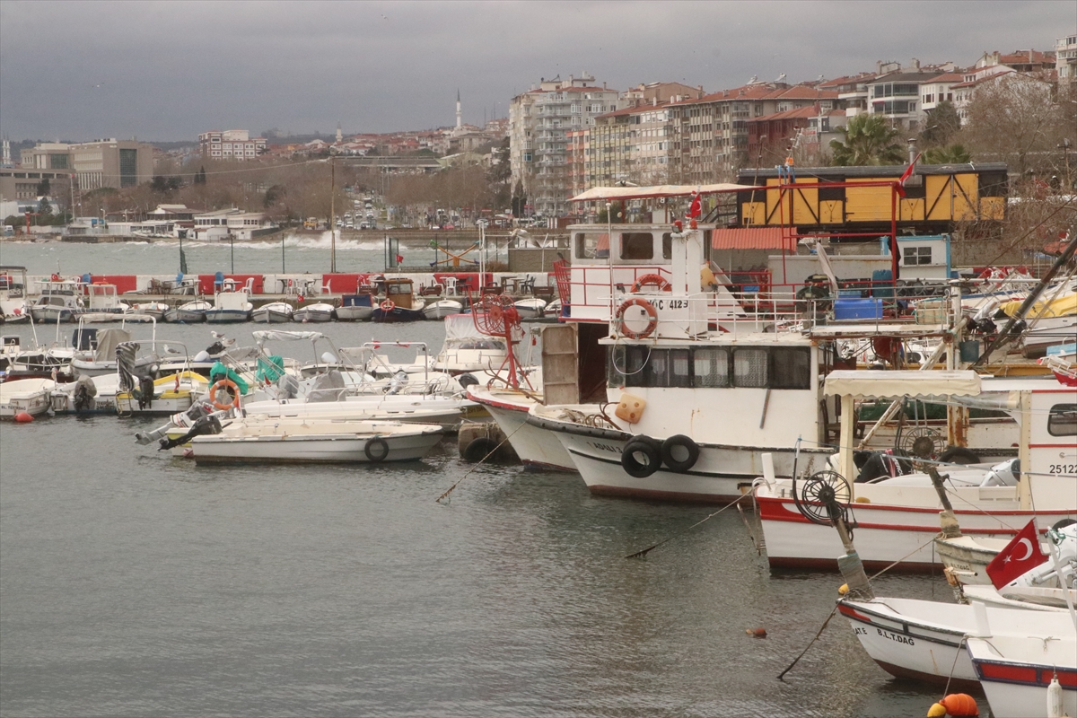 Tekirdağ'da etkili olan poyraz, deniz ulaşımını olumsuz etkiliyor.