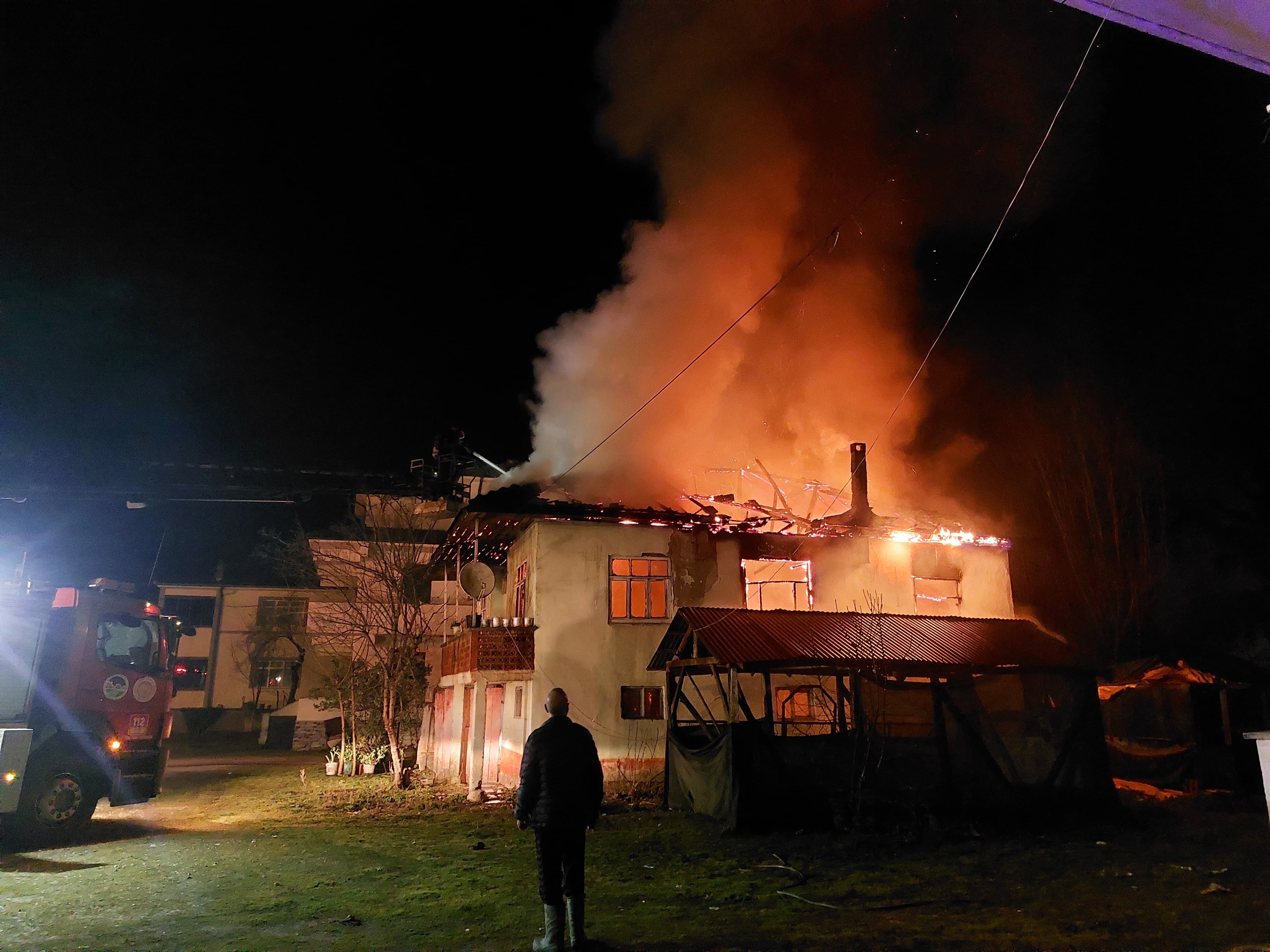 Sakarya'da mahalleliyi sokağa döken yangın!