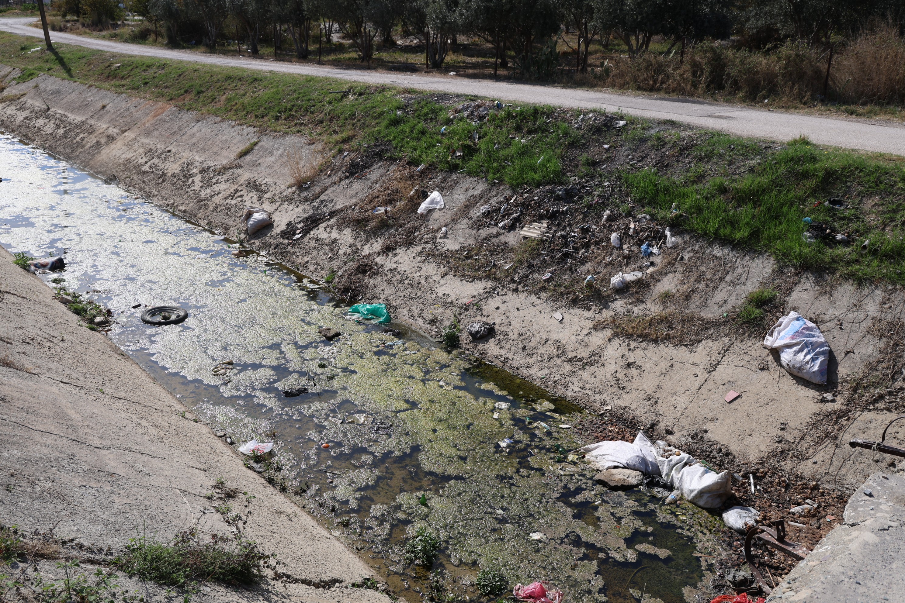 Adana'da sulama kanalları çöplüğe döndü