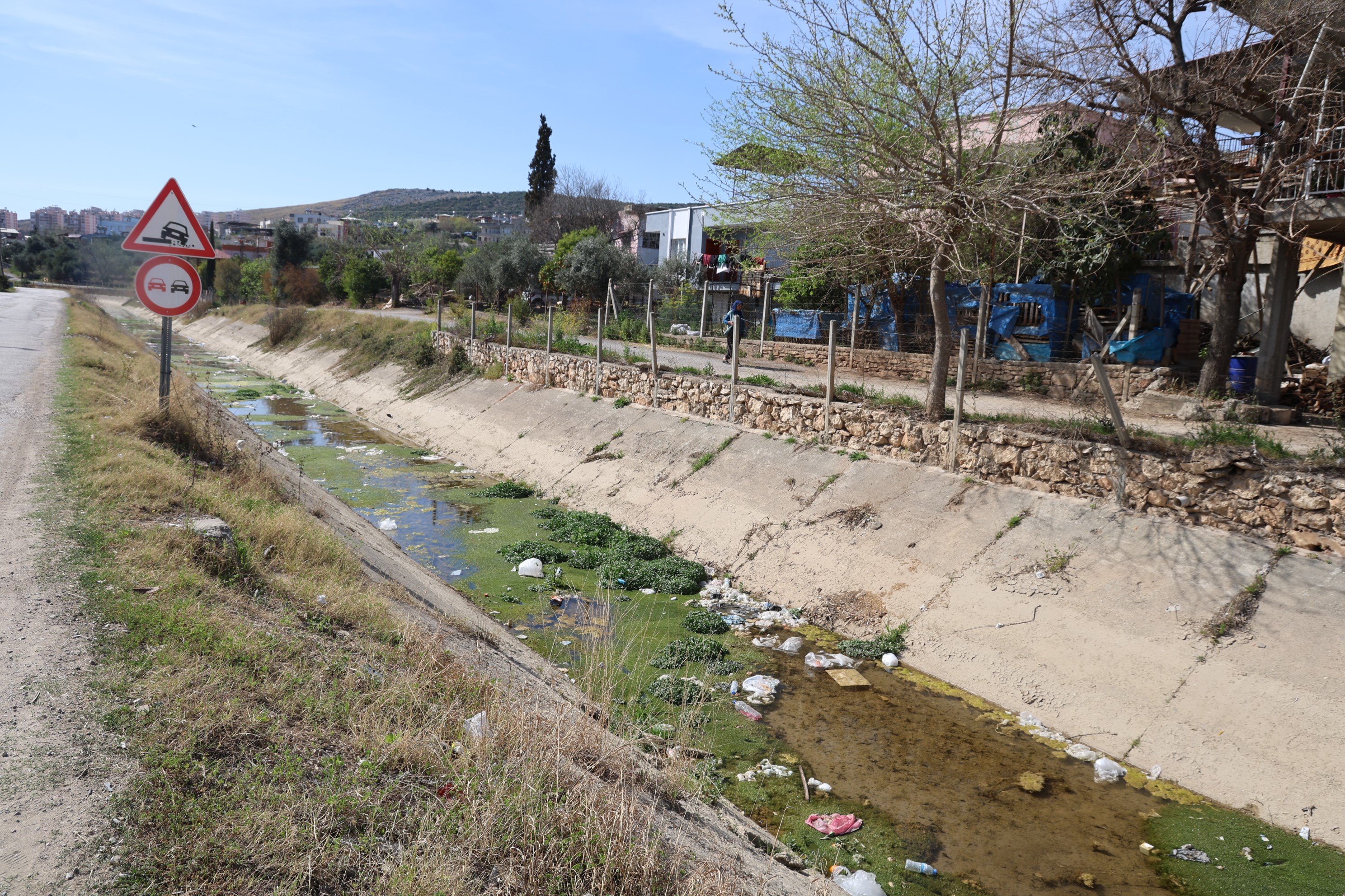 Adana'da sulama kanalları çöplüğe döndü