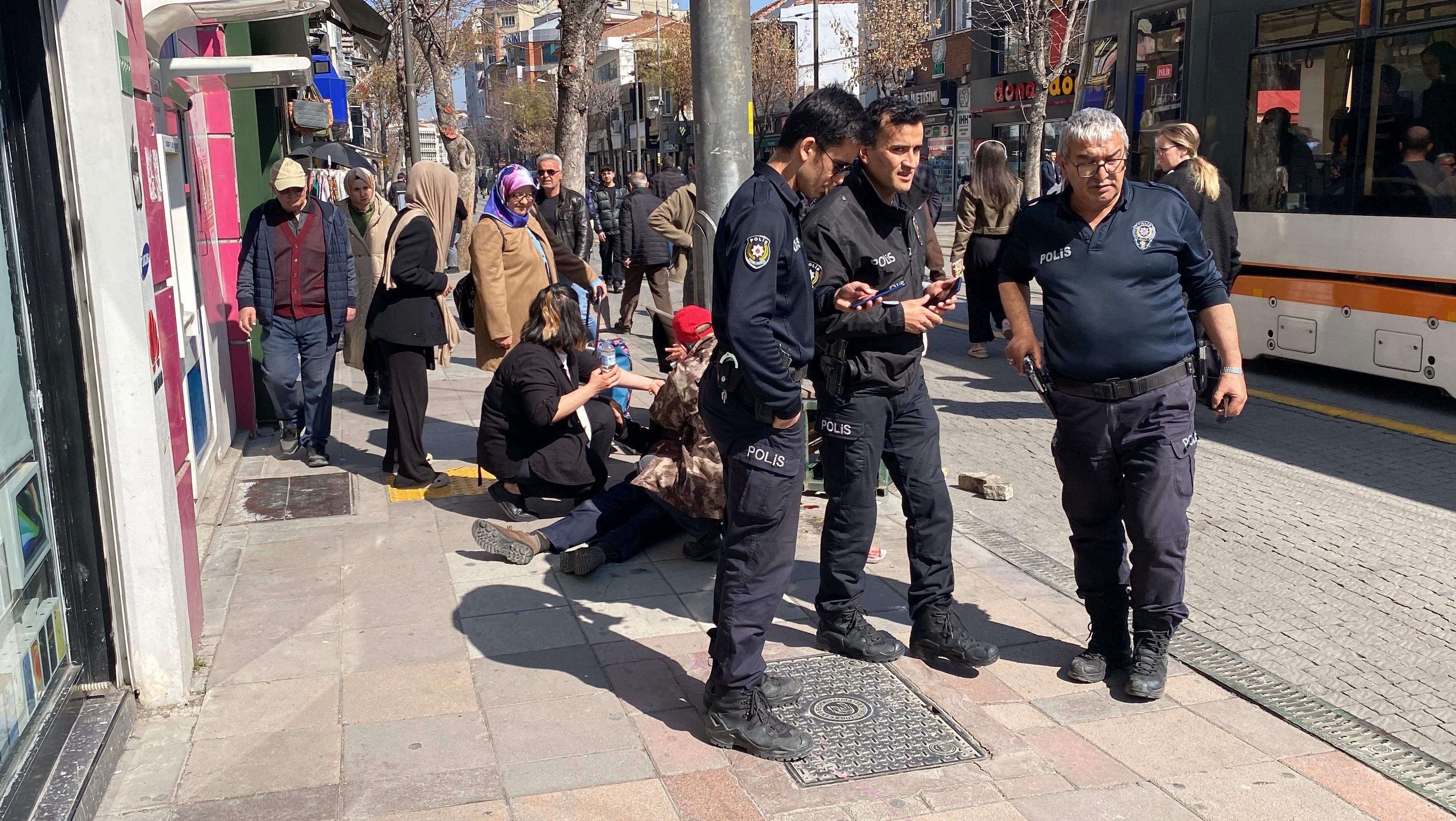 Aniden yere yığılan adam çevredekileri korkuttu