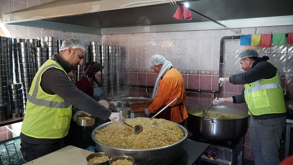 Çorum'daki tarihi aşevinde günlük 1500 kişiye iftar veriliyor