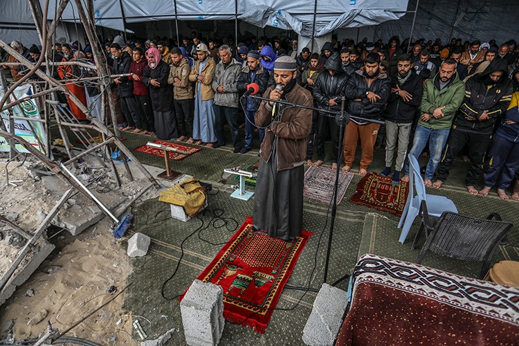 Gazze’de ramazanın ilk cuma namazı, İsrail'in yıktığı camilerin enkazında kılındı