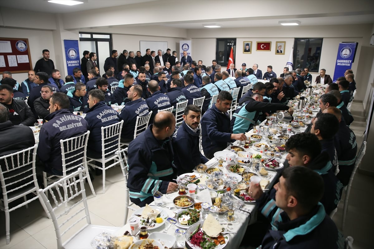 Bakan Vedat Işıkhan sahurda çalışanlarla buluştu