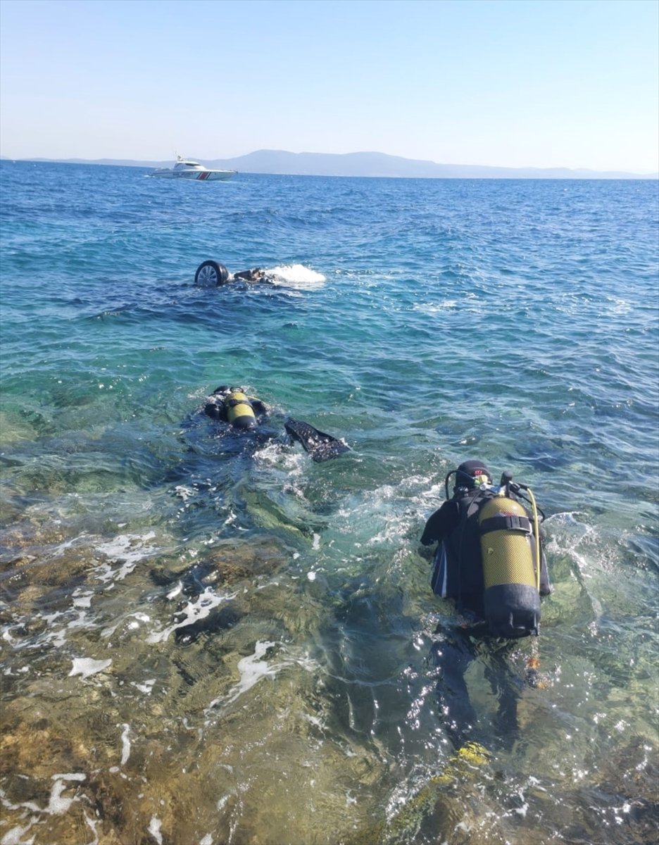 İzmir'de denize düşen otomobilden bir kişinin cansız bedeni çıkarıldı