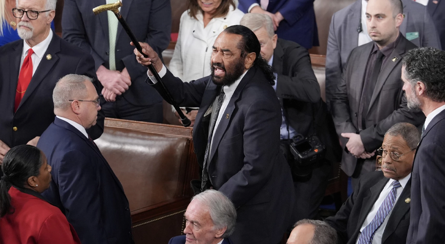 Trump'ın Kongre konuşmasını bölen Demokrat meclis üyesi salondan çıkarıldı