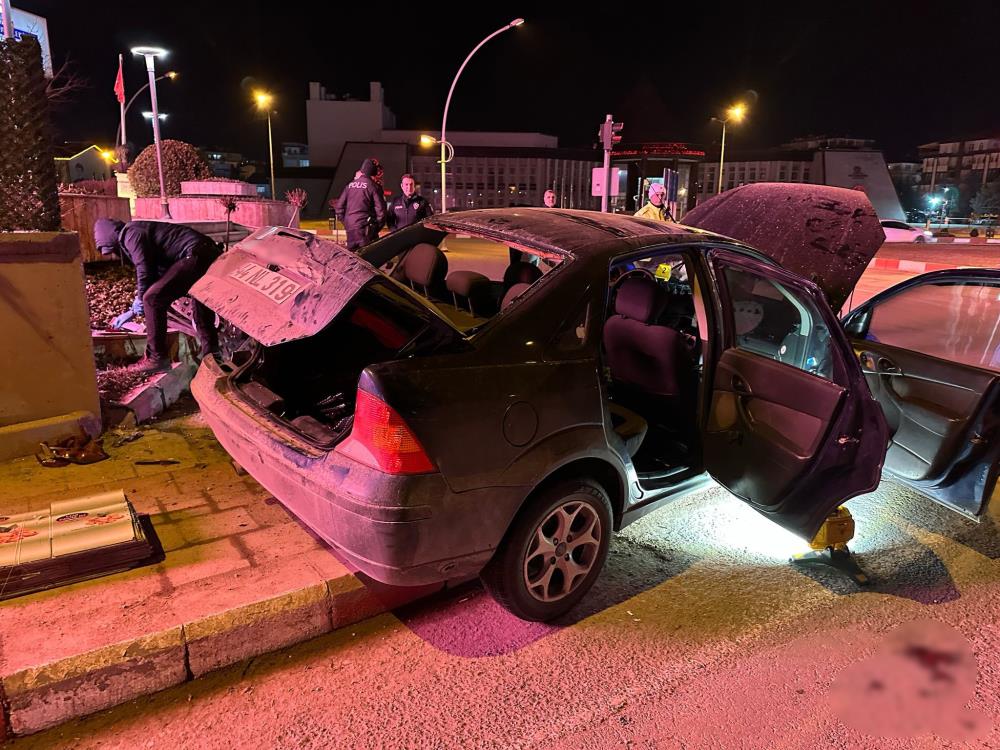 Malatya'da araç önce kaldırıma, sonra duvara çarptı: 1 ölü, 1 yaralı