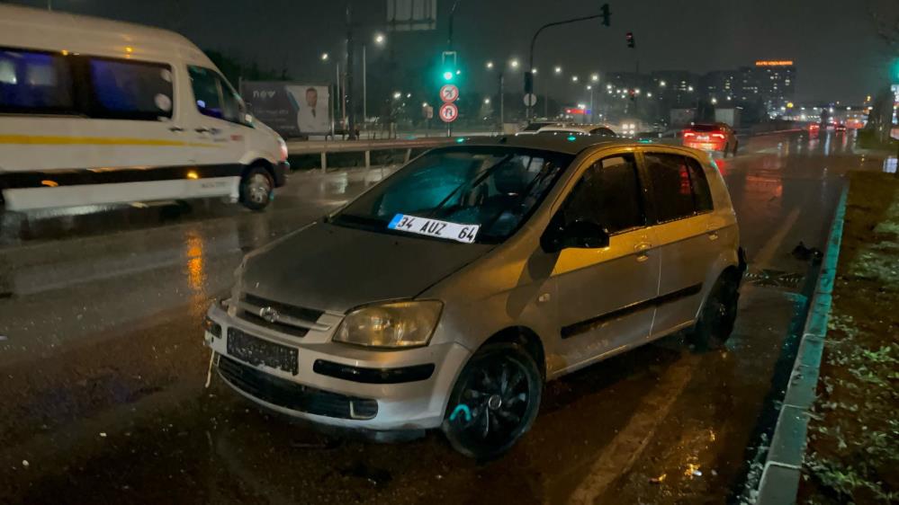 Yağış sebebiyle kayan otomobil, trafik ışıklarında bekleyen araca çarptı: 5 yaralı