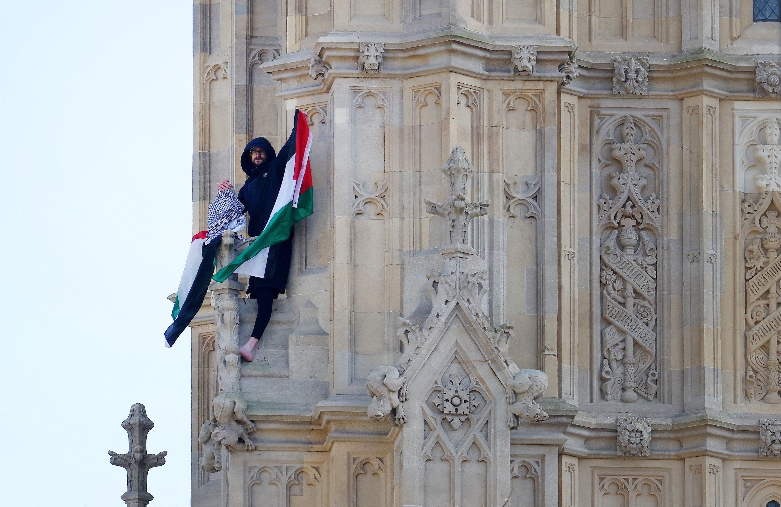 Big-Ben’de-Filisti-Bayrağı-Açan-Kişiyi-İkna-Çalışmaları-Devam-Ediyor