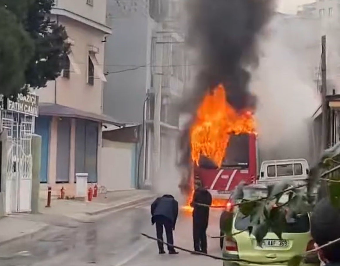 İzmir'de belediye otobüsü alev alev yandı