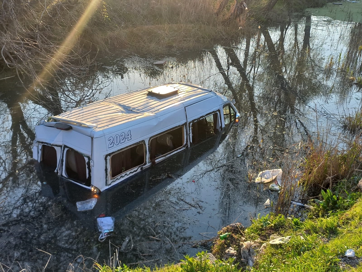Aa 20250310 37298990 37298987 Manisada Devrilen Minibusteki 7 Isci Ve Sofor Yaralandi (1)-1