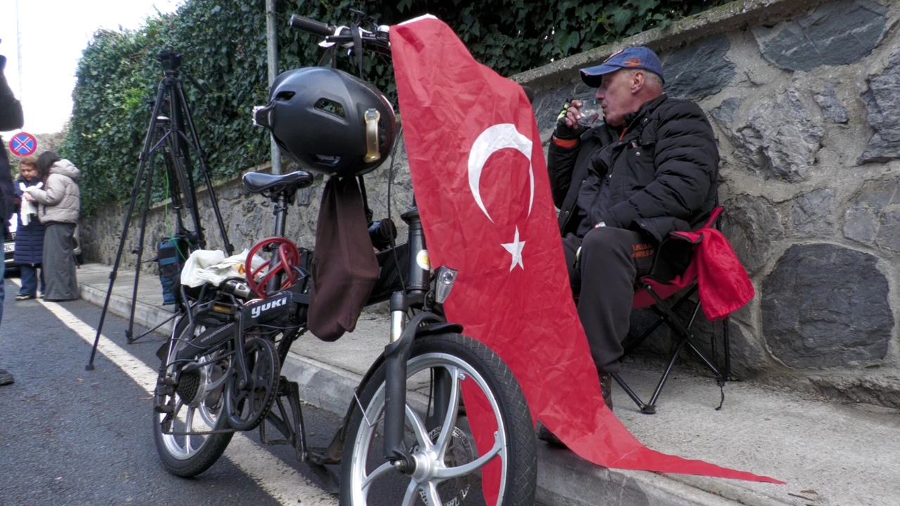 Emekli Vatandas Imamoglunun Evinde Nobete Basladi Calinan Oyumun Pesindeyim Ynoo