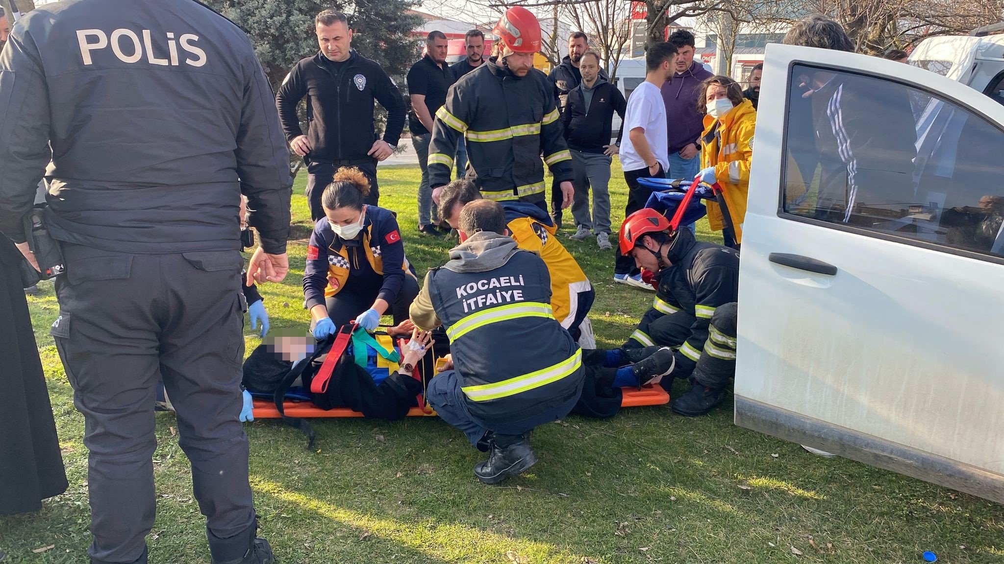 Kocaeli'de hamile kadını taşıyan ambulansın karıştığı kazada 5 kişi yaralandı