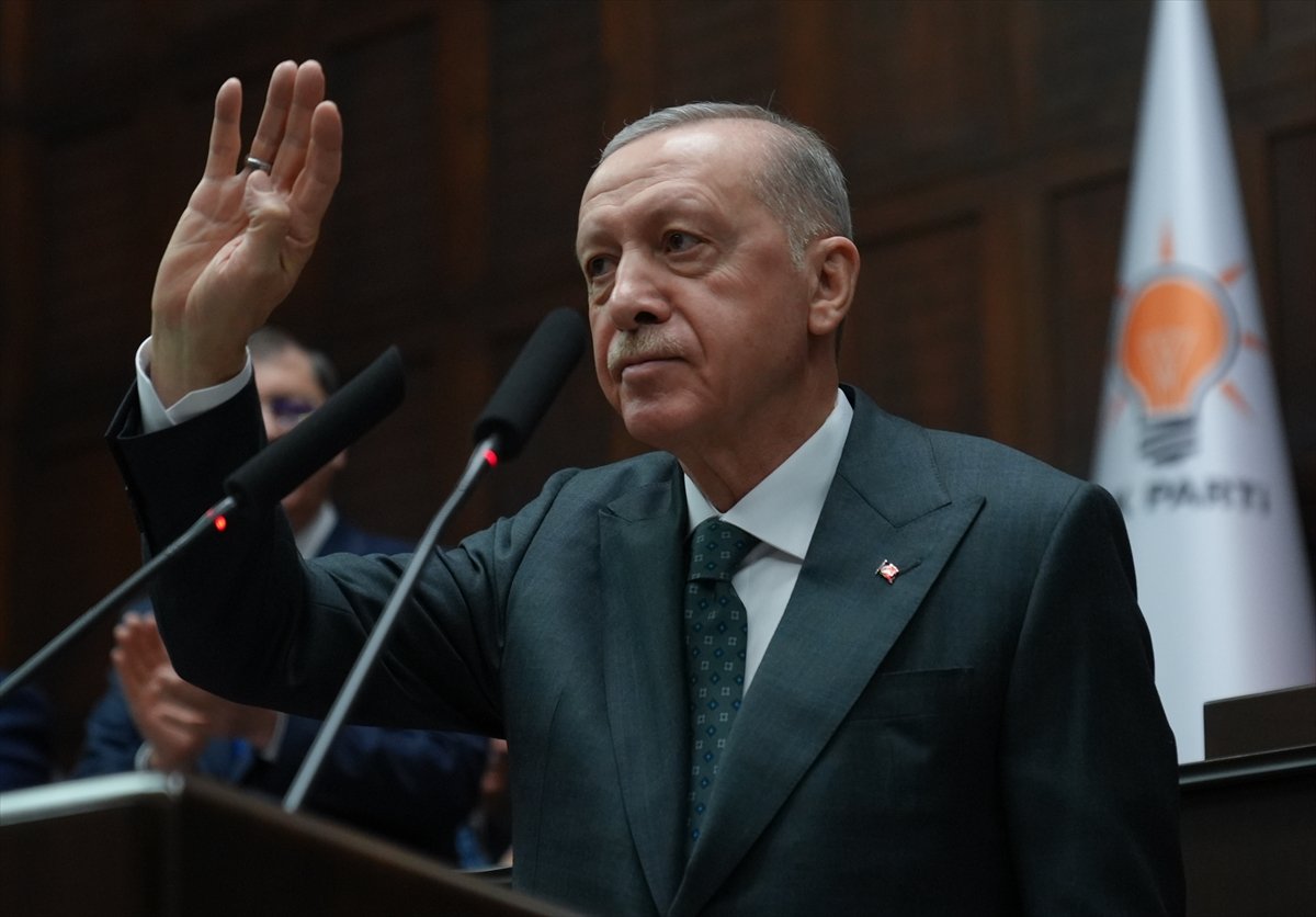 Cumhurbaşkanı Erdoğan, "Suriye'deki eski rejim artıklarının terör eylemleri öne sürülerek, milletimizin kardeşliğine son derece sinsi, son derece kirli bir pusu kuruluyor" dedi.