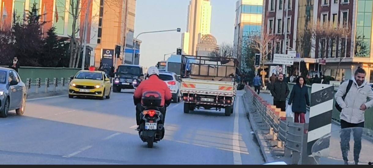 Kamyonetten düşen karton moto kuryeyi yaraladı