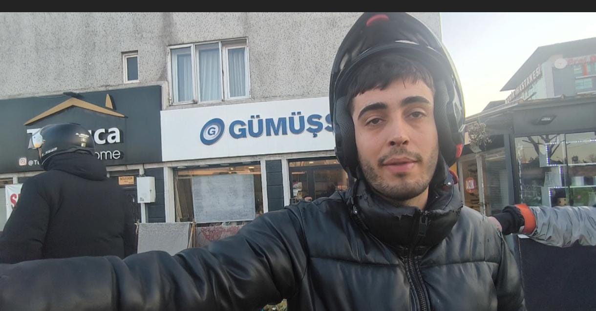 Kamyonetten düşen karton moto kuryeyi yaraladı