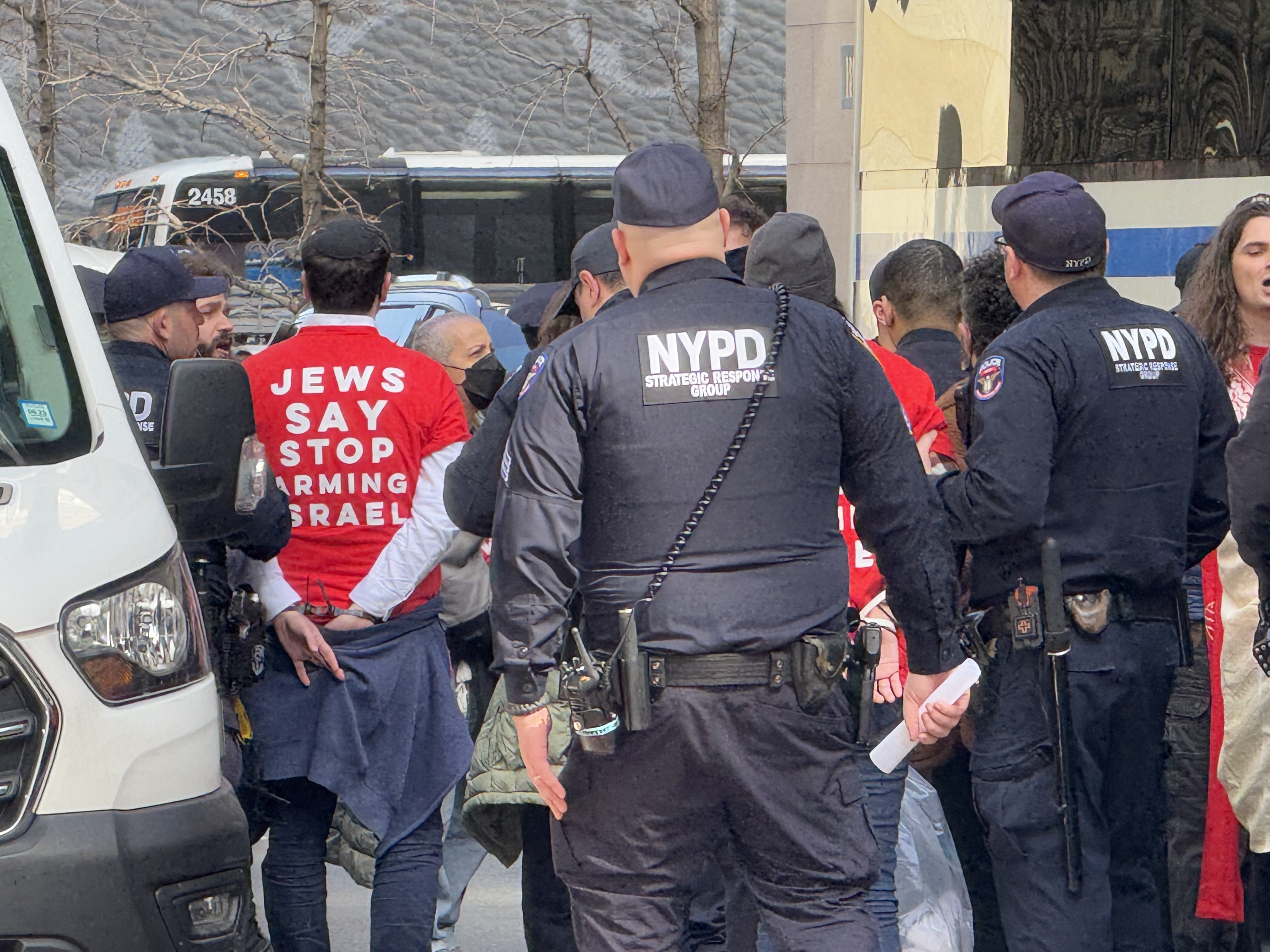 Yahudi protestocular Trump Tower'ı işgal etti: 98 gözaltı