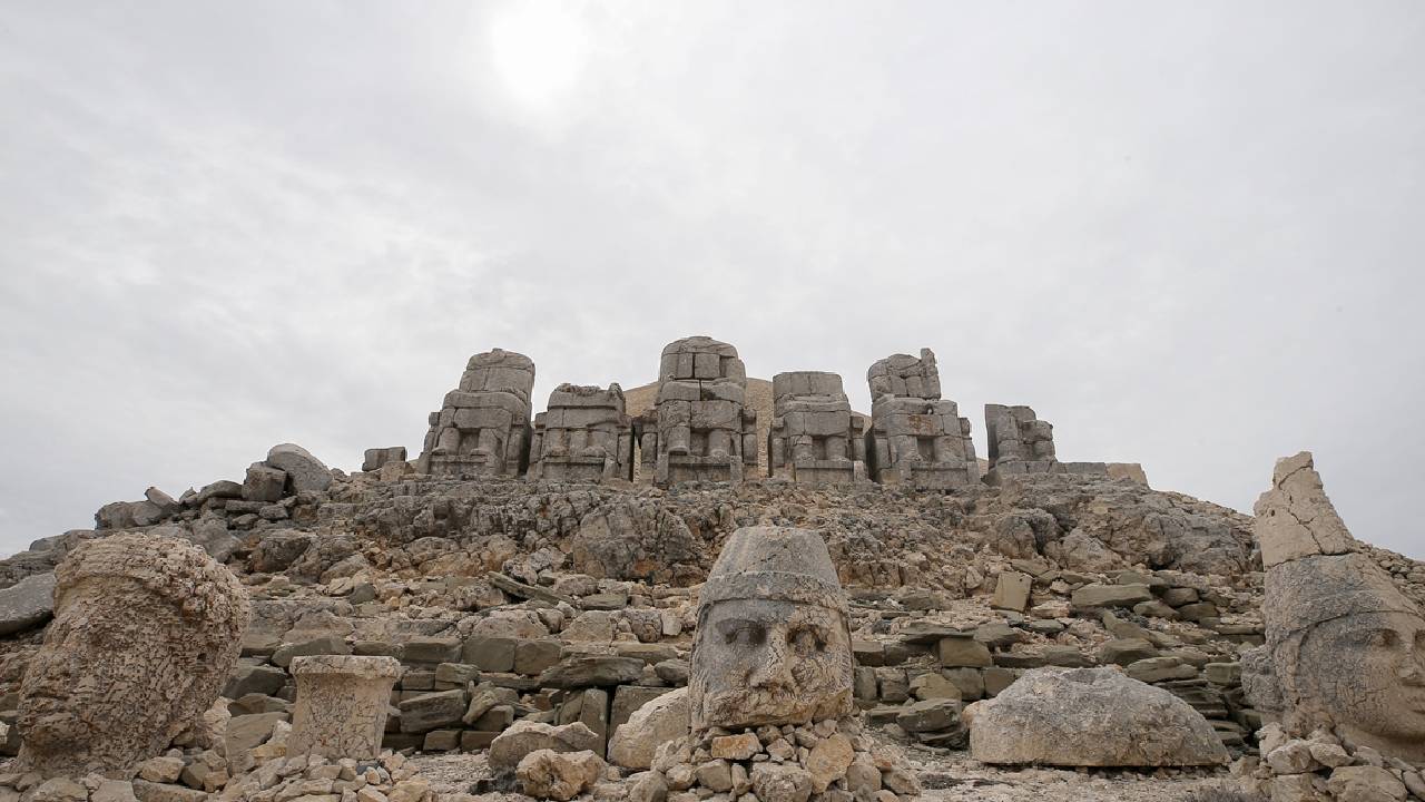 Dünya mirası Nemrut Dağı bayramda ziyaretçi akınına uğradı