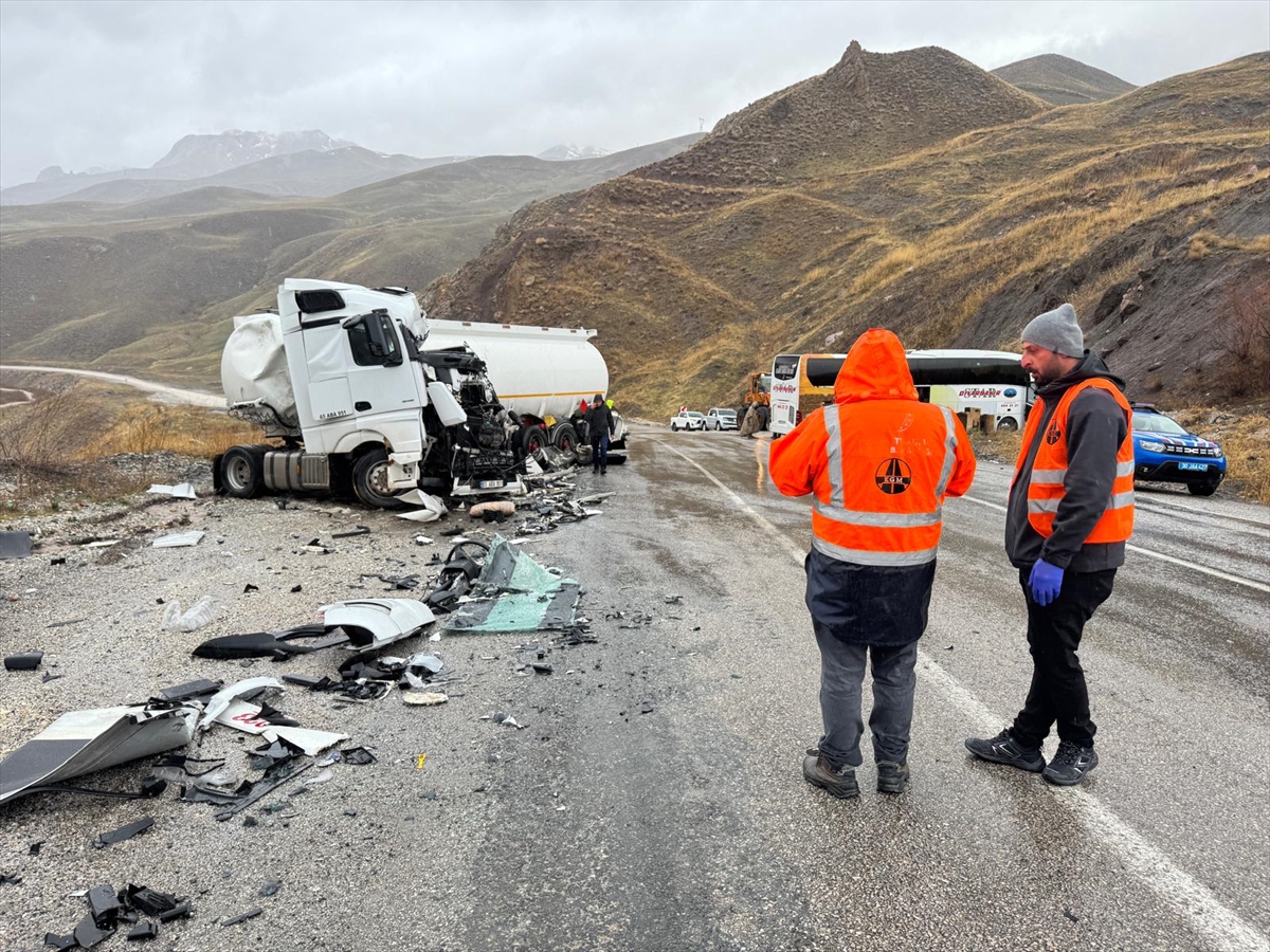 Yolcu otobüsü yakıt tankeriyle çarpıştı: Çok sayıda yaralı var
