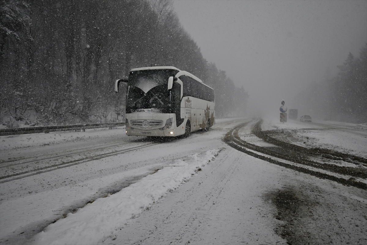 Bolu Dağı'nda kar yağışı etkili oluyor-1