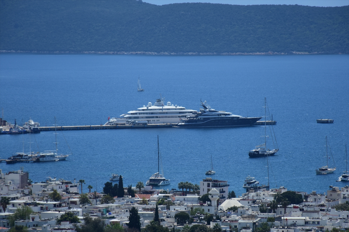 Bodrum'a gelen mega yatlara yakıt ikmali yapıldı