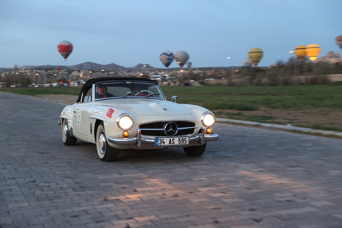 Kapadokya Rallisi'ne klasik araçlarıyla katılan sürücüler etap yarışında mücadele etti