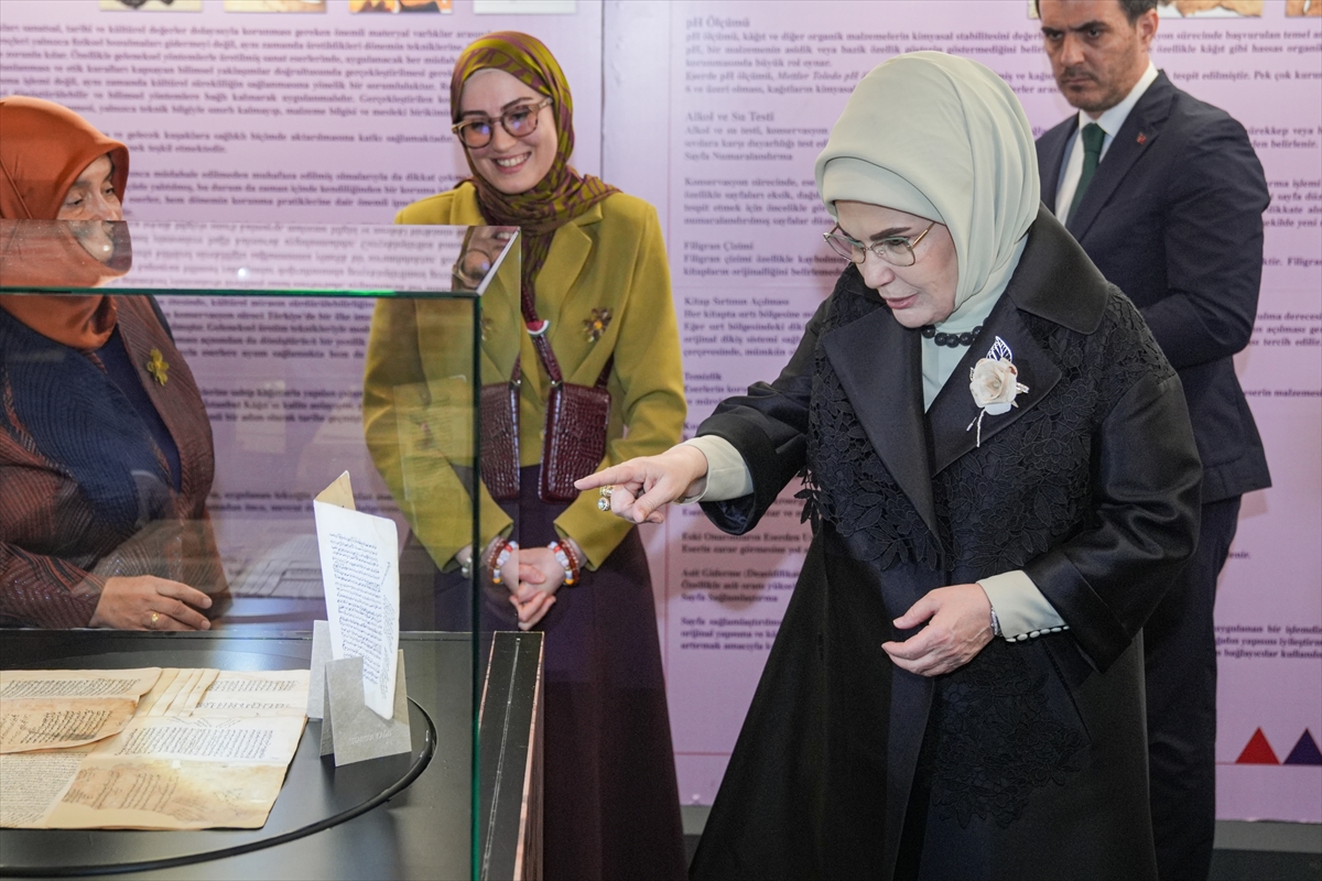 Emine Erdoğan "Saklı Kalanlar" sergisinin açılışını yaptı