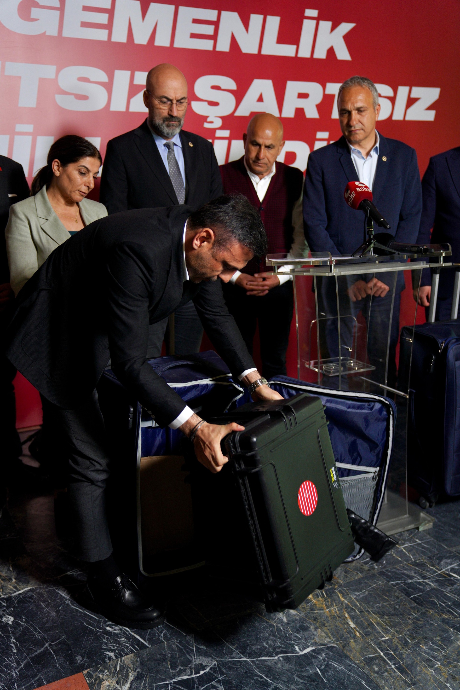 CHP'li Çelik'ten 'bavul' iddialarına yanıt: Valizlerin içerisinde sinyal kesiciler var
