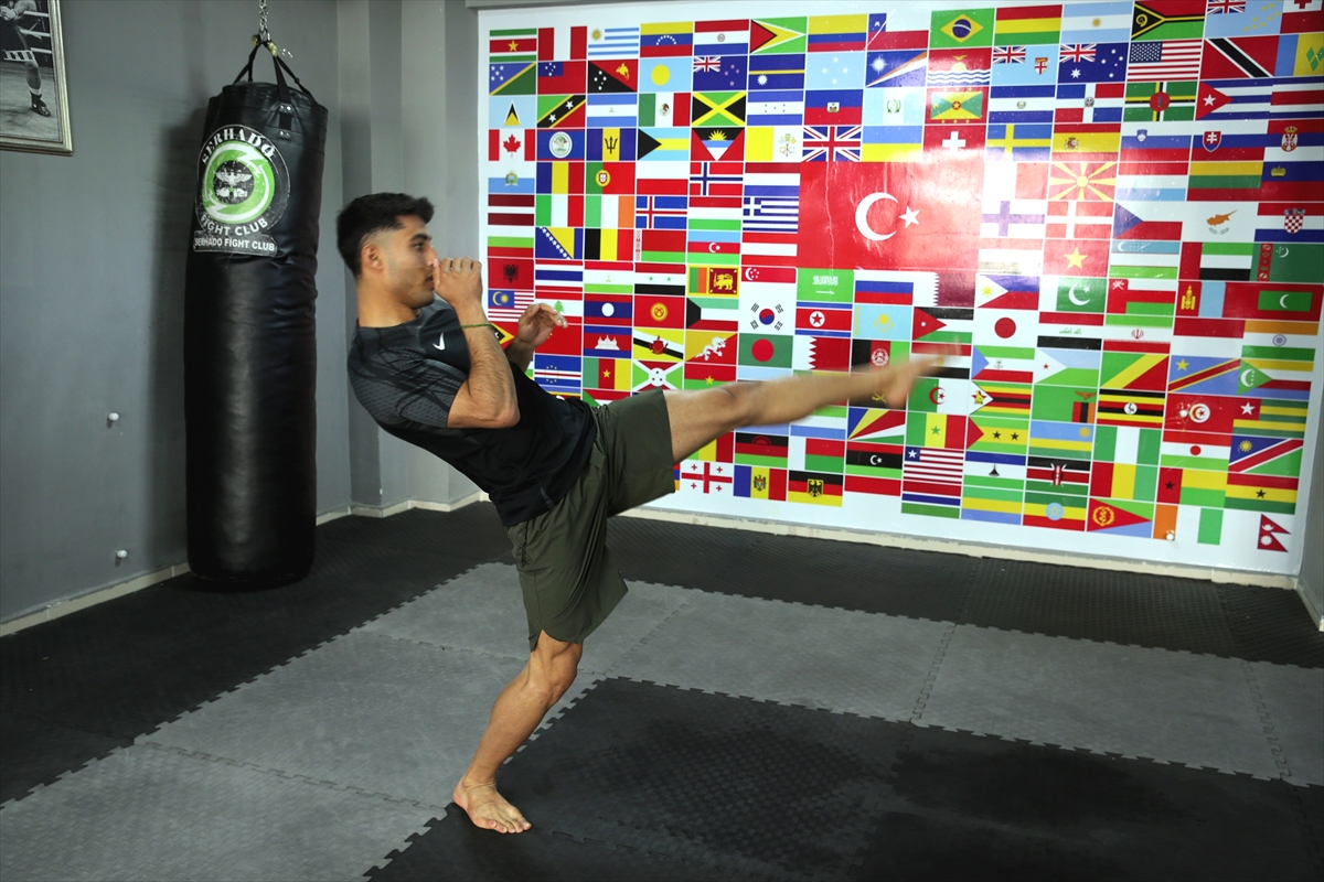 Milli muaythai sporcusu Muhammed Bilal Okay, 22-31 Mayıs tarihlerinde Antalya'da düzenlenecek Uluslararası Muaythai Federasyonu (IFMA) 23 Yaş Altı ve Elit Büyükler Muaythai Dünya Şampiyonası'nda altın madalya için yoğun bir şekilde hazırlıklarını sürdürüyor.