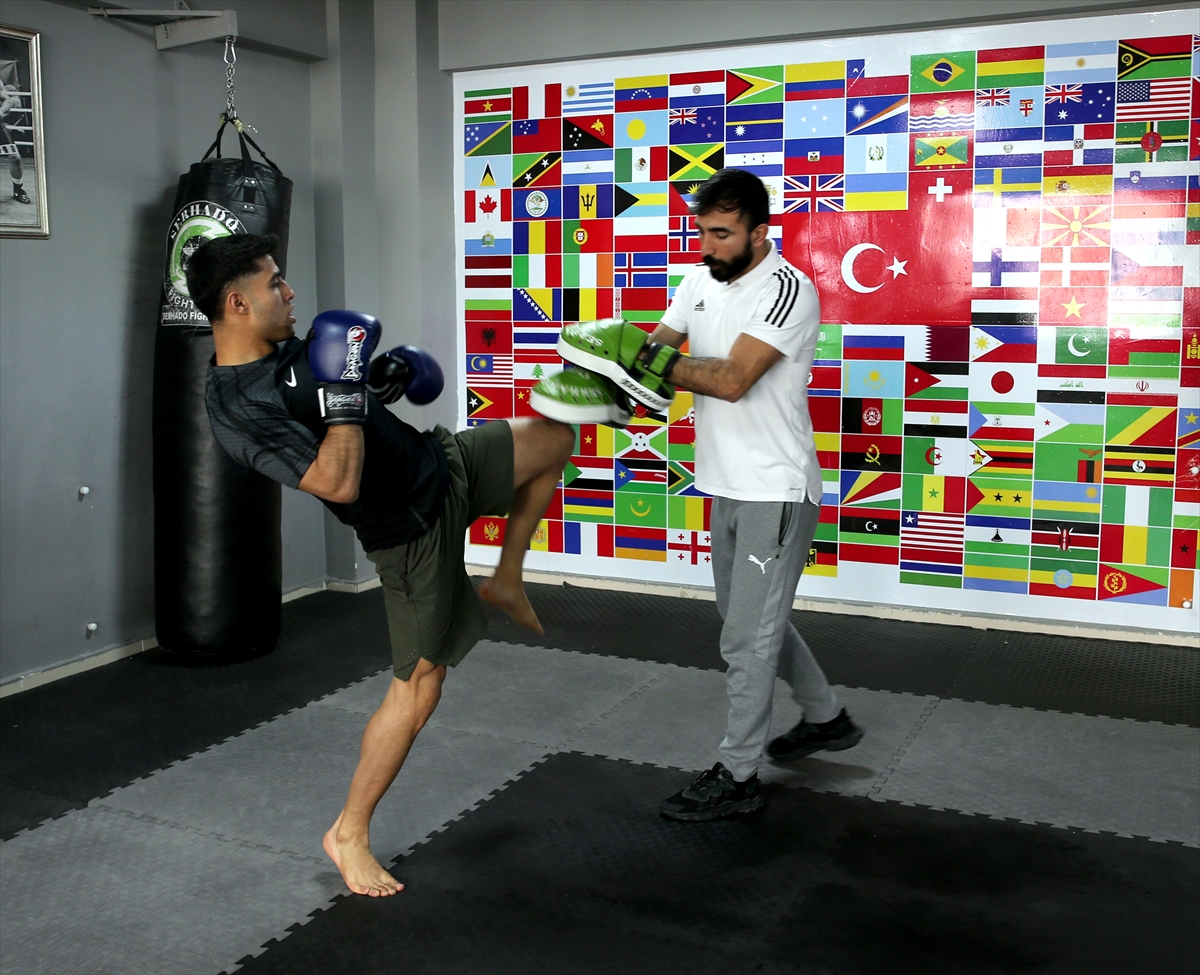 Milli muaythai sporcusu Muhammed Bilal Okay, 22-31 Mayıs tarihlerinde Antalya'da düzenlenecek Uluslararası Muaythai Federasyonu (IFMA) 23 Yaş Altı ve Elit Büyükler Muaythai Dünya Şampiyonası'nda altın madalya için yoğun bir şekilde hazırlıklarını sürdürüyor.