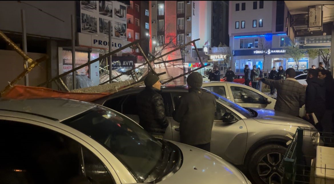 Tekirdağ Çerkezköy'de şiddetli rüzgar bina tadilatı için kurulan iskeleyi devirdi